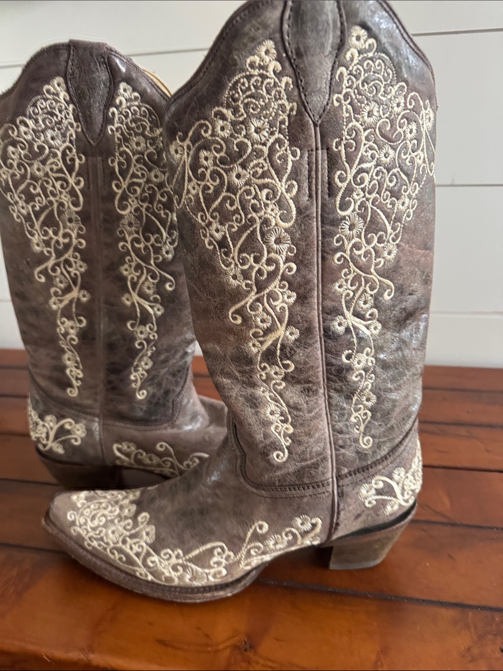 Corral Handcrafted Women’s Embroidered Leather Cowboy Boots - Picture 1 of 7